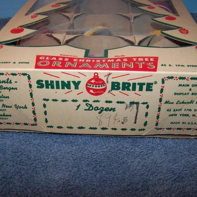 LOT 12   BEAUTIFUL VINTAGE CHRISTMAS SHINY BRITE GLASS ORNAMENTS in BOX