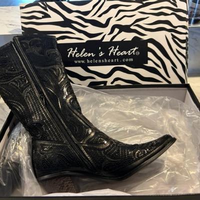 New in Box Women's Bedazzled Cowboy boots