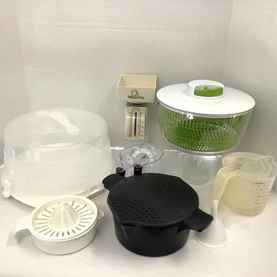 387 Lot of Plastic Kitchenware