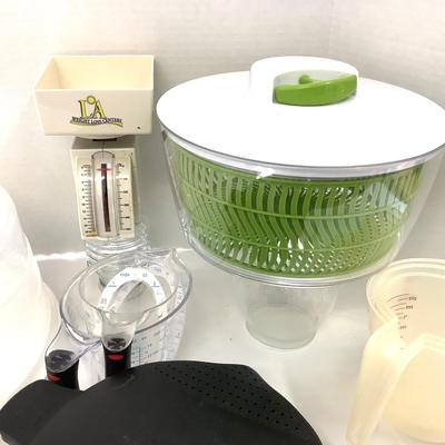 387 Lot of Plastic Kitchenware