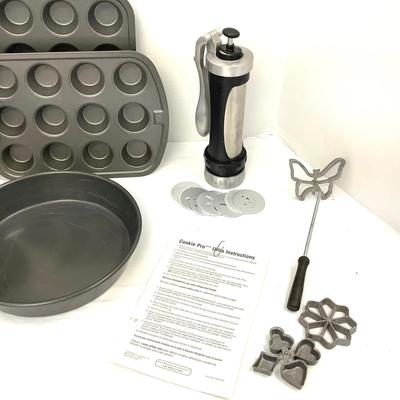 389 Large Baking Lot with Cookie Press and Rosette Iron Set