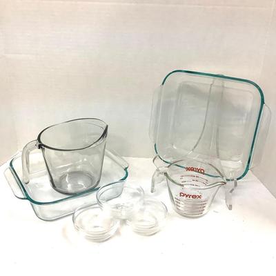 398 Lot of Square Pyrex Baking Dishes, and measuring cups