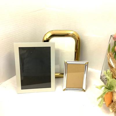 400 Lot of Rabbit Decor with 3 Frames, Clear Vase with Faux Tulips and Planters
