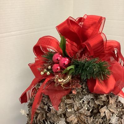 405 Pinecone Tree with LED Snowflake Lights