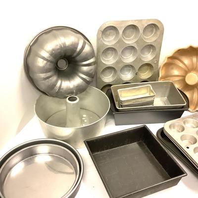 414 Bundt Cupcake Pans Lot