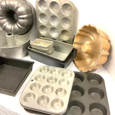 414 Bundt Cupcake Pans Lot