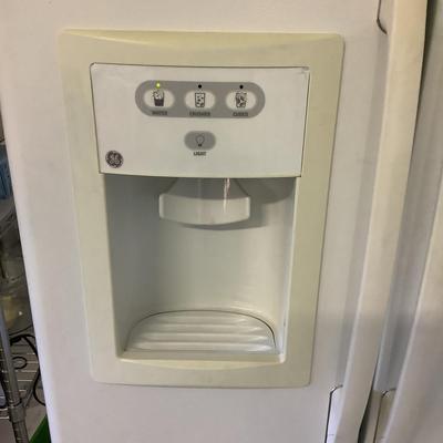 434 GE Refridgerator Side by Side with Water and Ice Dispenser