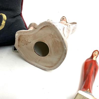544 Angel Pillow with Two Figurines