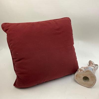 544 Angel Pillow with Two Figurines