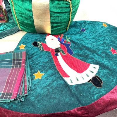 565 Decorative Present Pillows, Table Linens, and Tree Skirt