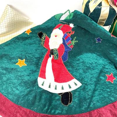 565 Decorative Present Pillows, Table Linens, and Tree Skirt