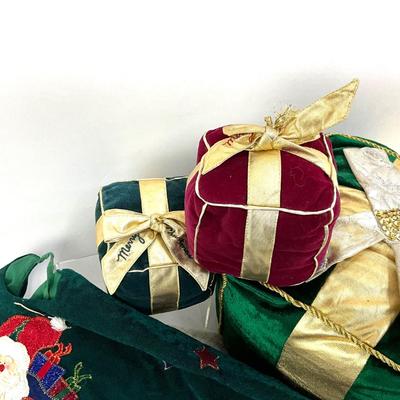 565 Decorative Present Pillows, Table Linens, and Tree Skirt