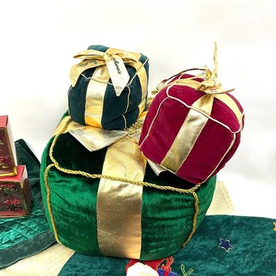 565 Decorative Present Pillows, Table Linens, and Tree Skirt