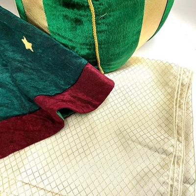 565 Decorative Present Pillows, Table Linens, and Tree Skirt