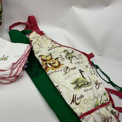 569 Holiday Themed Napkins and Aprons