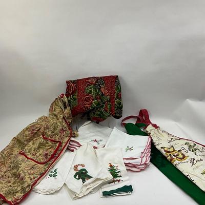 569 Holiday Themed Napkins and Aprons