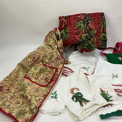 569 Holiday Themed Napkins and Aprons