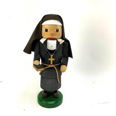 601 German Erzgebirgr Wooden NUN Nutcracker