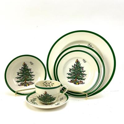 630 One 6pps of SPODE Christmas Tree Dinnerware