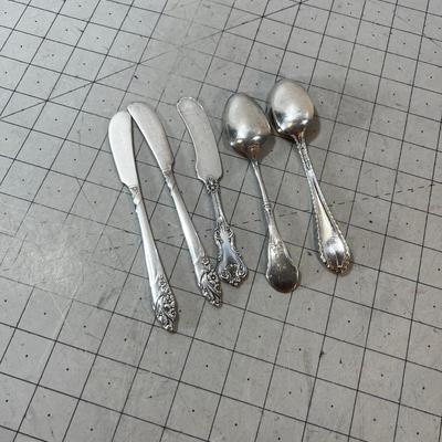 Sterling Silver Flatware, 2 spoons and 3 spreaders / butter 