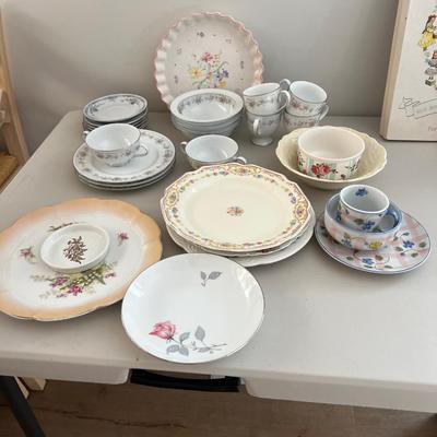 Mixed Lot of Vintage China Mostly Floral