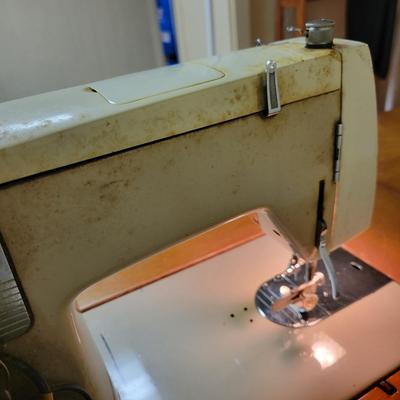 Retro Kenmore Sewing Machine and Table (BO-DW)