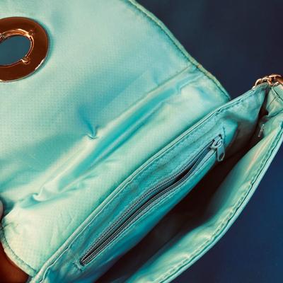 SMALL TURQUOISE FAUX LEATHER CROSS BODY PURSE WITH GOLD TONE CHAIN STRAP