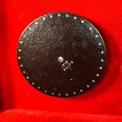 VINTAGE VELVET LINED MEN'S JEWELRY BOX w/BRASS HERALDIC SHIELD ON TOP