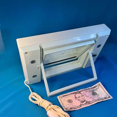 EXCELLENT "MIRROR GO LIGHTLY PETITE" LIGHTED MAKE-UP 2-SIDED MIRROR