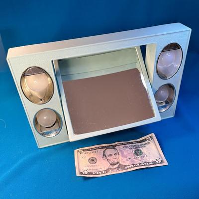 EXCELLENT "MIRROR GO LIGHTLY PETITE" LIGHTED MAKE-UP 2-SIDED MIRROR