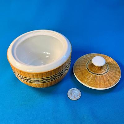 LIDDED CERAMIC BOWL WITH WOVEN BASKET SIDES, LID