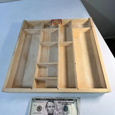 MELISSA & DOUG WOODEN SHADOW BOX w/ PLEXIGLASS COVER