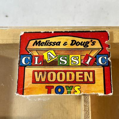 MELISSA & DOUG WOODEN SHADOW BOX w/ PLEXIGLASS COVER