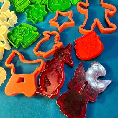 ASSORTMENT OF PLASTIC COOKIE CUTTERS MOSTLY CHRISTMAS THEMED