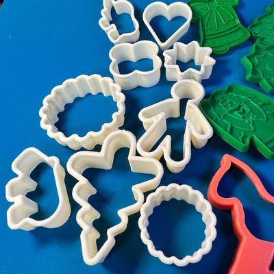 ASSORTMENT OF PLASTIC COOKIE CUTTERS MOSTLY CHRISTMAS THEMED