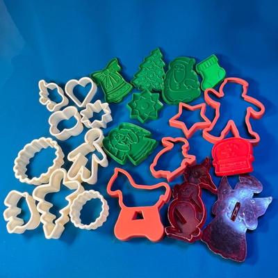ASSORTMENT OF PLASTIC COOKIE CUTTERS MOSTLY CHRISTMAS THEMED