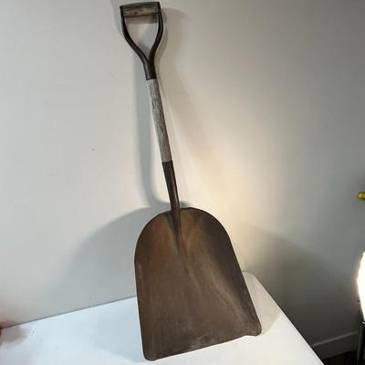 VINTAGE HEFTY GARDEN SCOOP SHOVEL