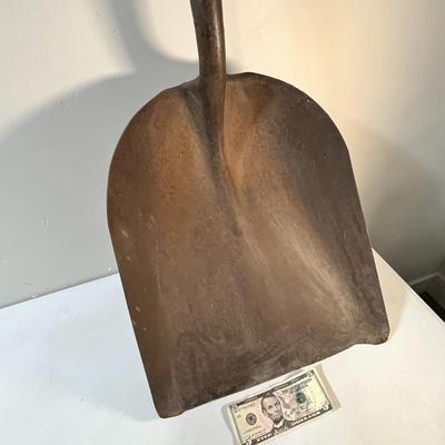 VINTAGE HEFTY GARDEN SCOOP SHOVEL