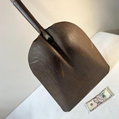 VINTAGE HEFTY GARDEN SCOOP SHOVEL