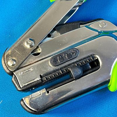 WE R MEMORY KEEPERS CROP-A-DILE ADJUSTABLE HOLE PUNCHER GREEN HANDLE