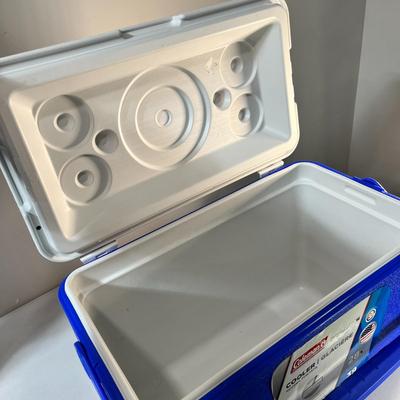 BLUE & WHITE COLEMAN 28 QT. COOLER WITH BALE HANDLE