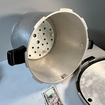 PRESTO LARGE PRESSURE COOKER/CANNER