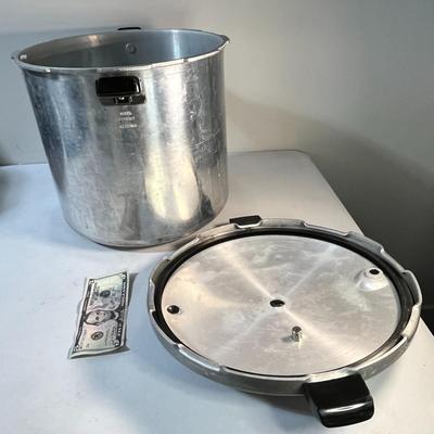 PRESTO LARGE PRESSURE COOKER/CANNER