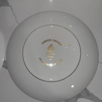 LIMITED EDITION Silver Jubilee Plate to Commemorate Queen Elizabeth II Silver Jubilee: Set of 2