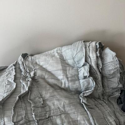 Complete situation: Shams, Duvet, Pillow Case, Sheets (may not be 100% Matching But works) 