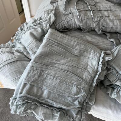 Complete situation: Shams, Duvet, Pillow Case, Sheets (may not be 100% Matching But works) 