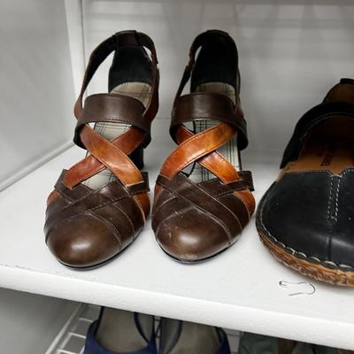 3 Shelves (9n Pair) of Heels Shoes Leather , Size 7 