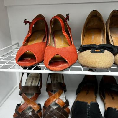 3 Shelves (9n Pair) of Heels Shoes Leather , Size 7 