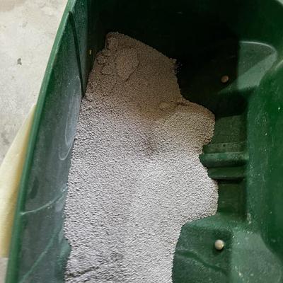Garage SCOTTS Deluxe Edgegard Fertilizer Spreader 