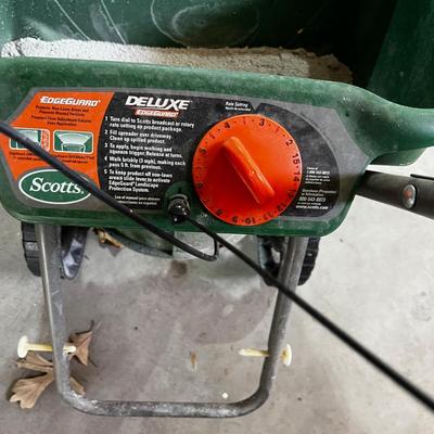 Garage SCOTTS Deluxe Edgegard Fertilizer Spreader 